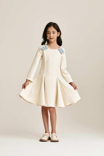 فستان مزين بفيونكات