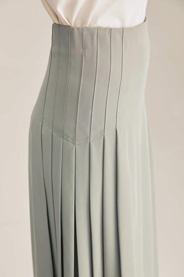 تنورة بكسرات جانبية