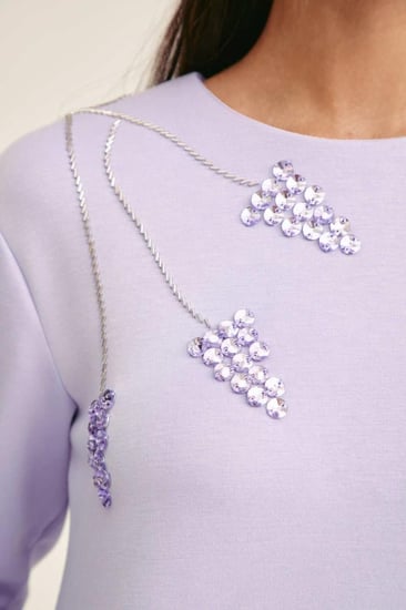 بلوزة بتفاصيل لامعة