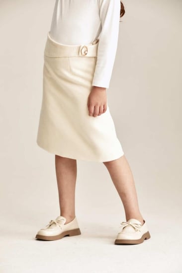 تنورة مُزينة بحلي معدنية