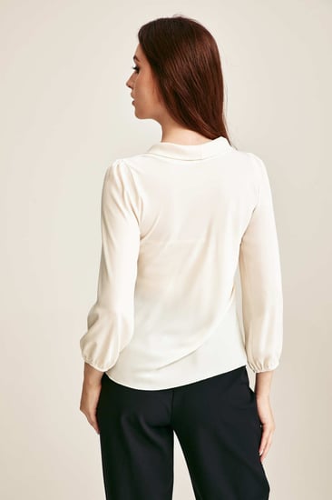 بلوزة بياقة بربطة