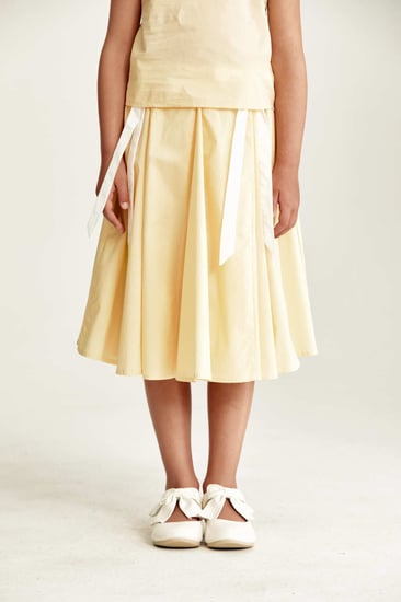 تنورة واسعة مزينة بفيونكات