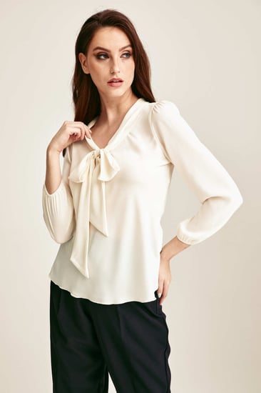 بلوزة بياقة بربطة