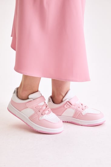 حذاء رياضي بشريط إغلاق