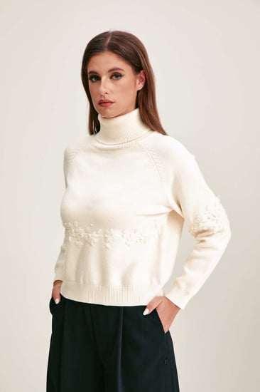 بلوزة محبوكة مطرزة بالورورد