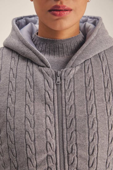 جاكيت محبوك بلا أكمام