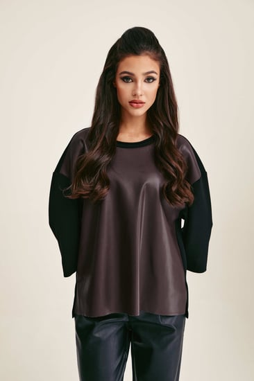 بلوزة بتفاصيل جلد