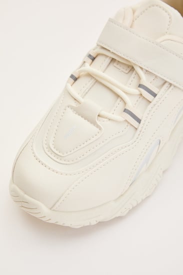 حذاء رياضي بشريط إغلاق