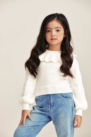 بلوزة محبوكة بياقة كشكش