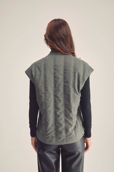 جاكيت مُبطن بأكمام قصيرة