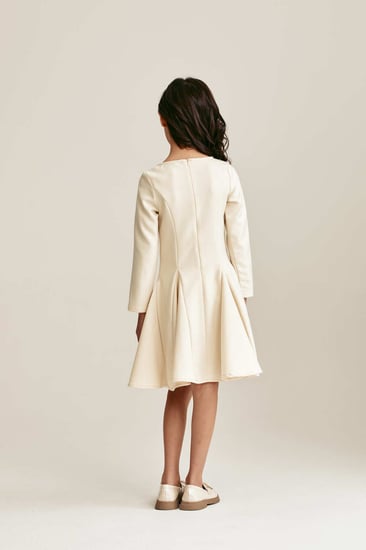 فستان مزين بفيونكات