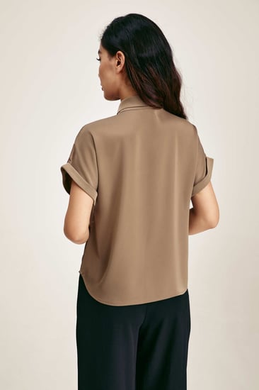 بلوزة بياقة بربطة