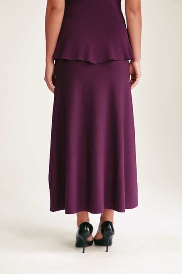 تنورة بقصة واسعة من أسفل