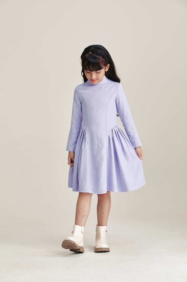 فستان بكسرات جانبية