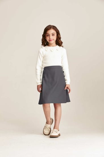 تنورة واسعة مزينة بأزرار