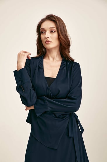 بلوزة لف برباط جانبي