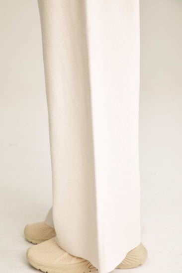 بنطلون محبوك بأرجل واسعة