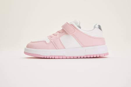 حذاء رياضي بشريط إغلاق