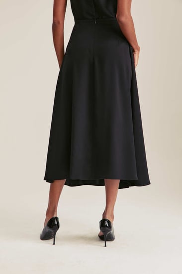 تنورة ميدي مزينة بكسرات