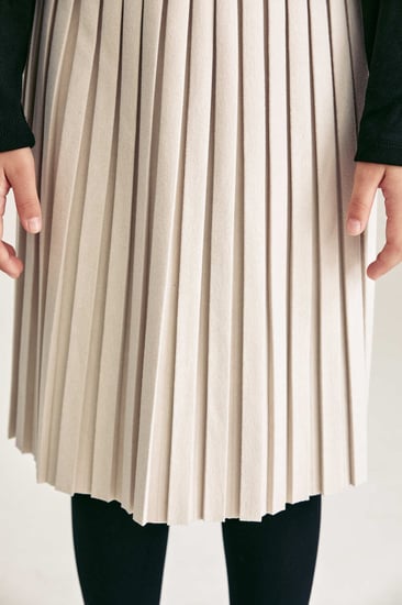 تنورة مخمل واسعة بكسرات