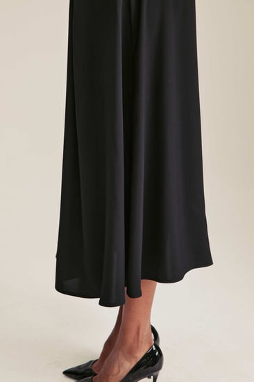 تنورة ميدي مزينة بكسرات