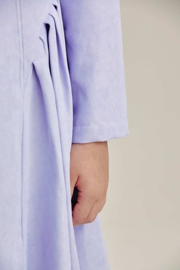 فستان بكسرات جانبية