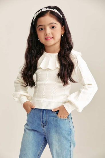 بلوزة محبوكة بياقة كشكش