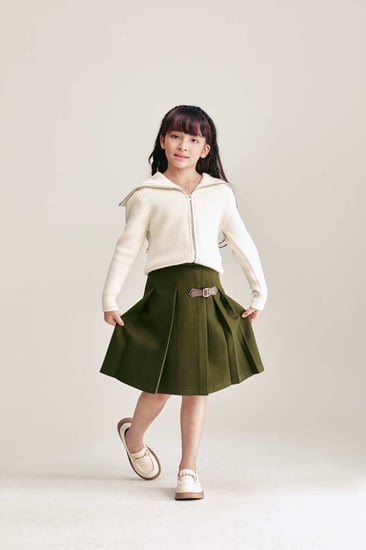 تنورة مزينة بإبزيم معدني