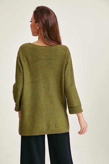 بلوزة محبوكة بقصة فضفاضة