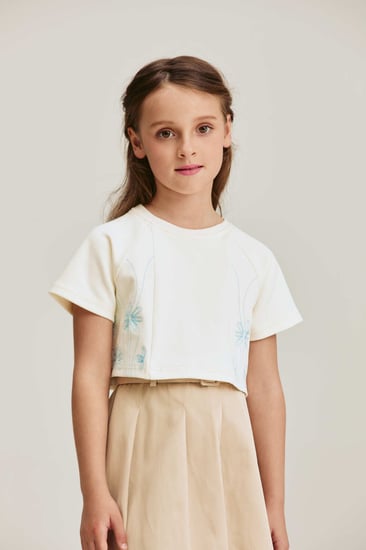 بلوزة مُطرزة بالورود