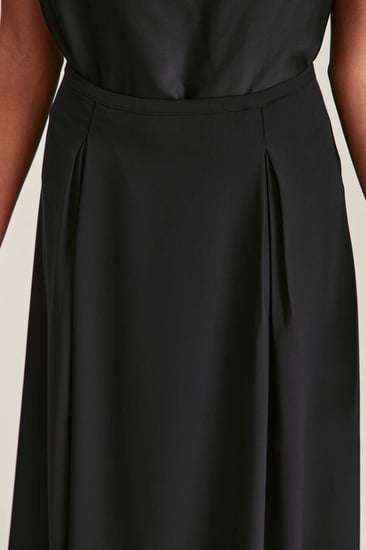 تنورة ميدي مزينة بكسرات