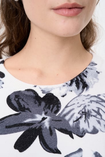 بلوزة موردة بقصة فضفاضة