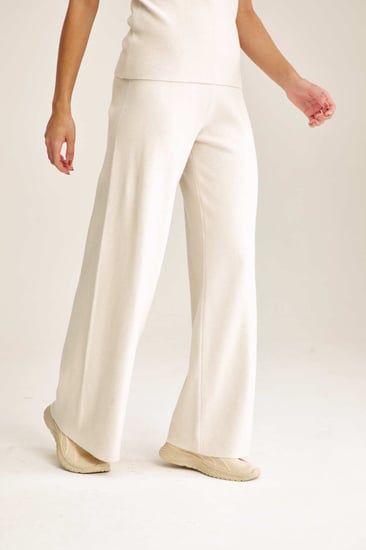 بنطلون محبوك بأرجل واسعة