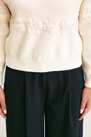 بلوزة محبوكة مطرزة بالورورد