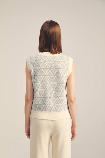 بلوزة بلا أكمـام بنقوش هندسية