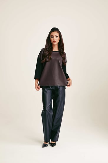 بلوزة بتفاصيل جلد