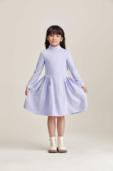 فستان بكسرات جانبية