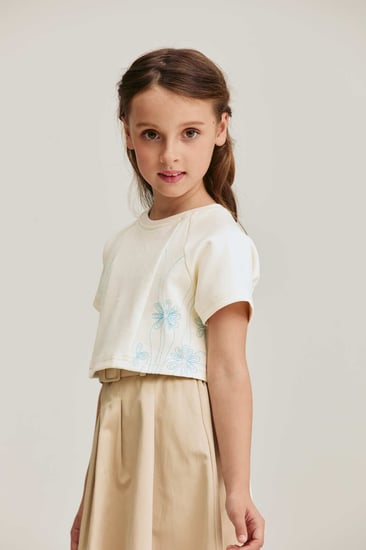 بلوزة مُطرزة بالورود