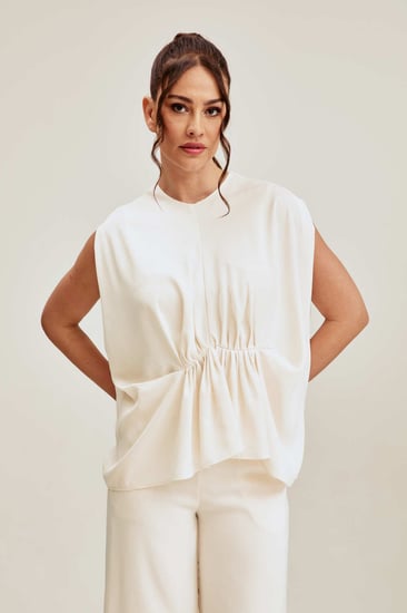 بلوزة واسعة بتفاصيل مزمومة