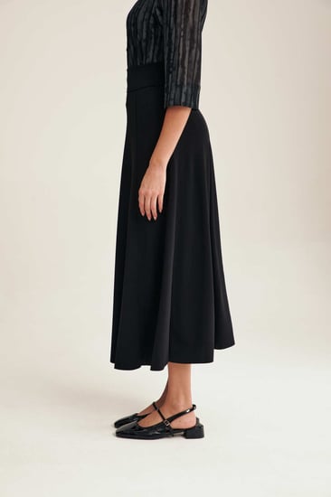 تنورة سوداء ميدي بقصة كلوش