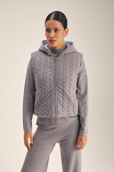 جاكيت محبوك بلا أكمام