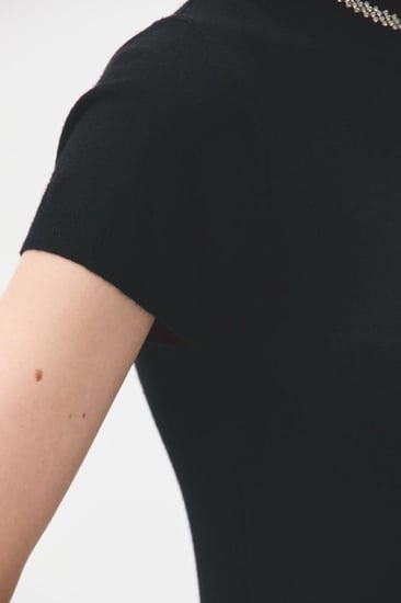 بلوزة بيسك بأكمام قصيرة