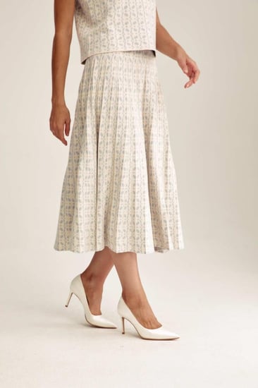 تنورة محبوكة مزينة بنقوش