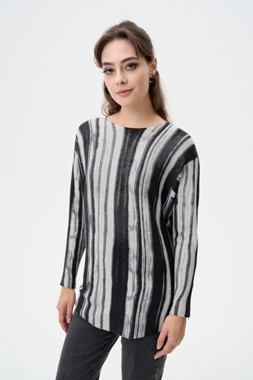 بلوزة بنقوش مخططة