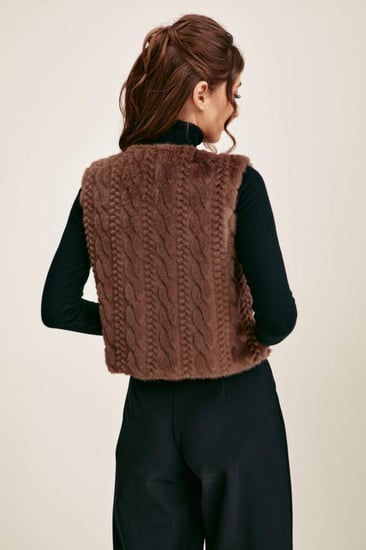 جاكيت فرو بلا أكمام