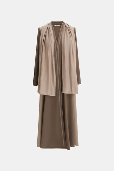 عباية مُطرزة مع طرحة