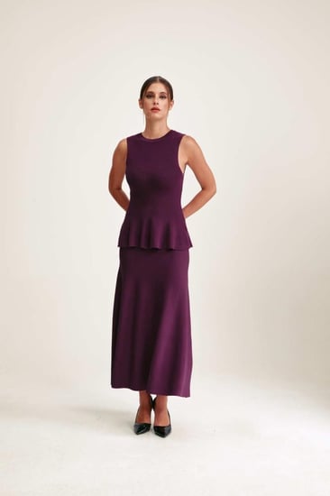 تنورة بقصة واسعة من أسفل