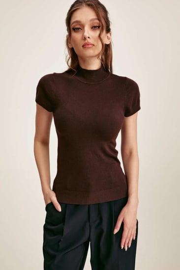 بلوزة بيسك بأكمام قصيرة