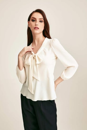 بلوزة بياقة بربطة