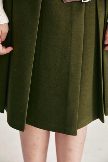 تنورة مزينة بإبزيم معدني